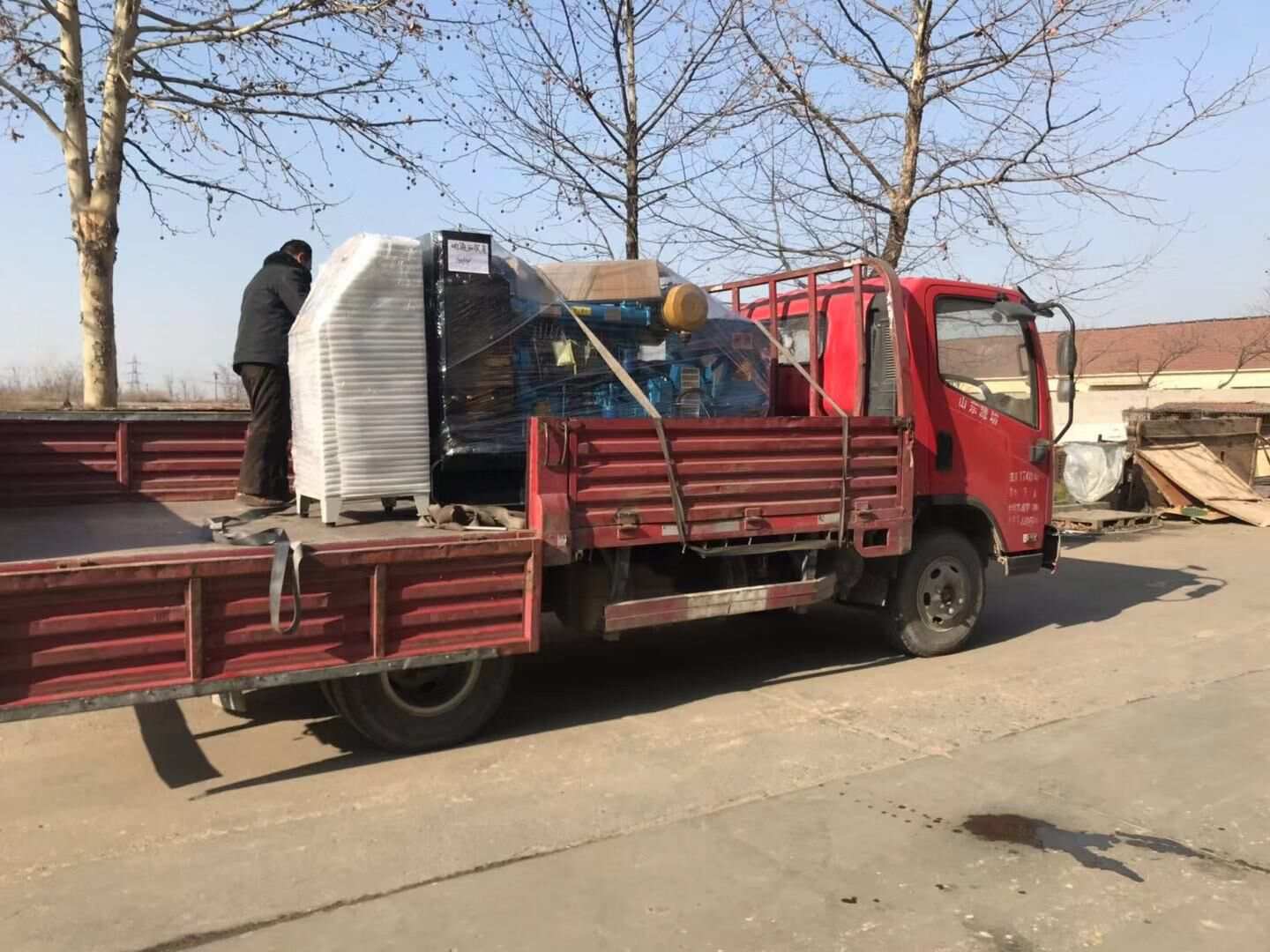 1月5日，云南省胡先生從華全動(dòng)力采購(gòu)的一臺(tái)100kw自動(dòng)化柴油發(fā)電機(jī)組已經(jīng)順利發(fā)往目的地